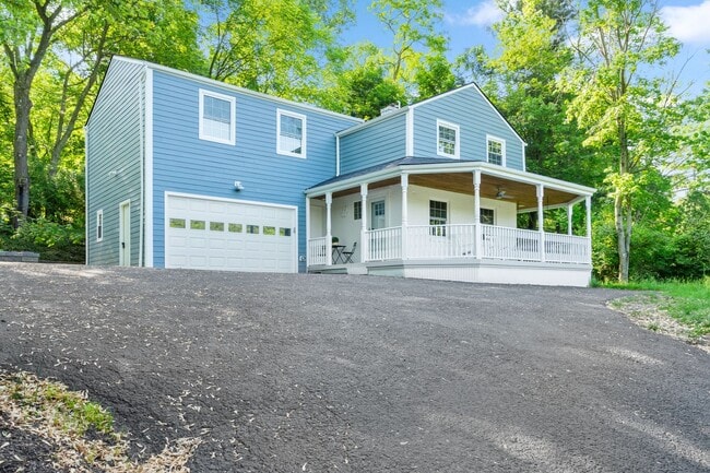 Building Photo - Beautifully Renovated 5 Bed/3 Bath Farmhouse in Upper St. Clair - Available Early June!