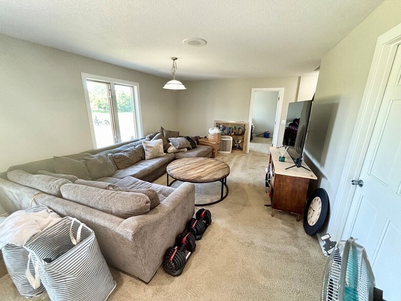 Building Photo - 2077 Woodstone Dr