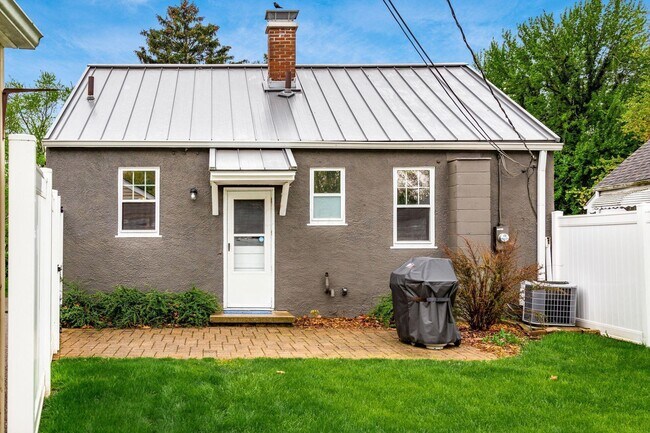 Building Photo - 230 E Royal Forest Blvd