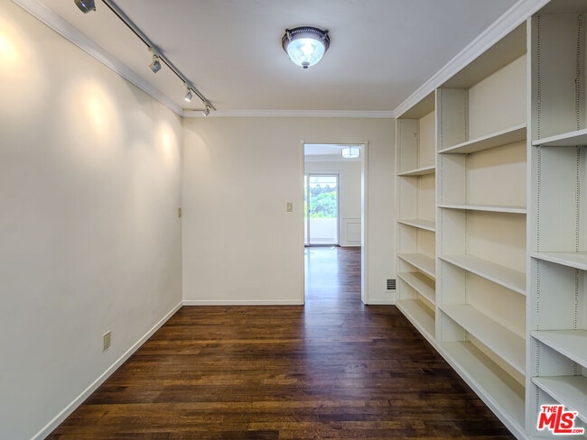 Building Photo - 8967 St Ives Dr