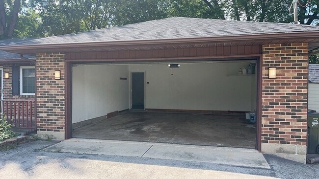 Building Photo - 621 Waneta Ave
