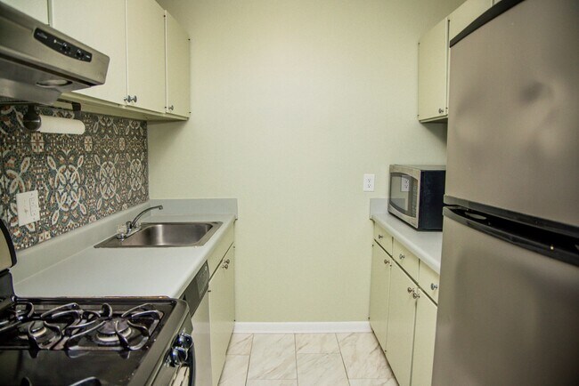 Building Photo - One Bedroom Condo in Barracks West
