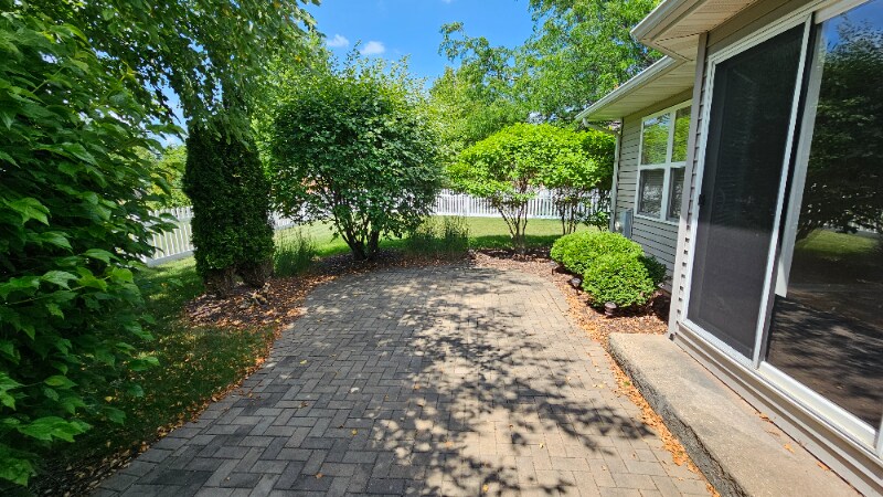 Building Photo - 647 Knolls St W