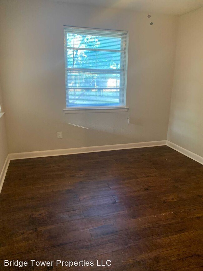 Building Photo - 4 br, 1.5 bath House - 826 E Celeste Drive