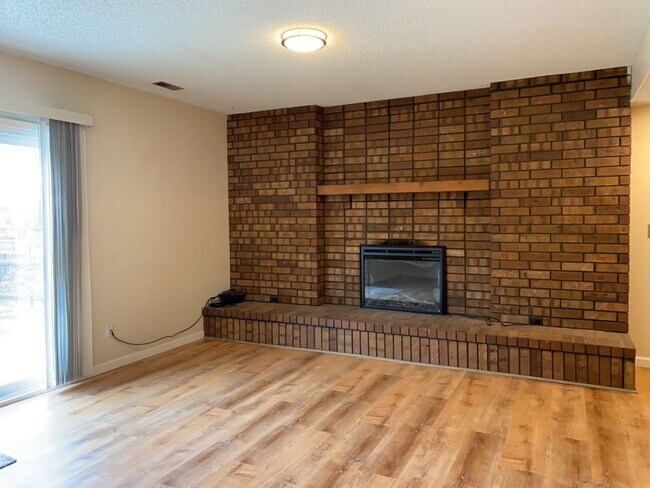 Building Photo - Spacious West-Side Tri-Level Home