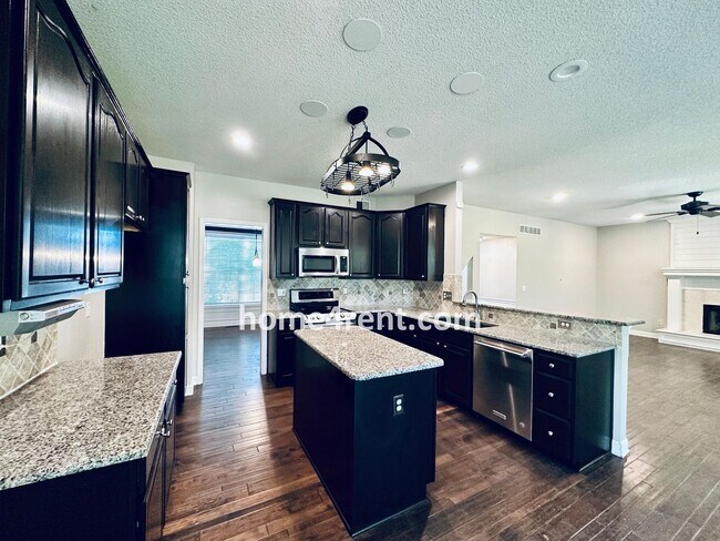 Building Photo - Elegant Cul-de-Sac Retreat with 5th Bedroo...