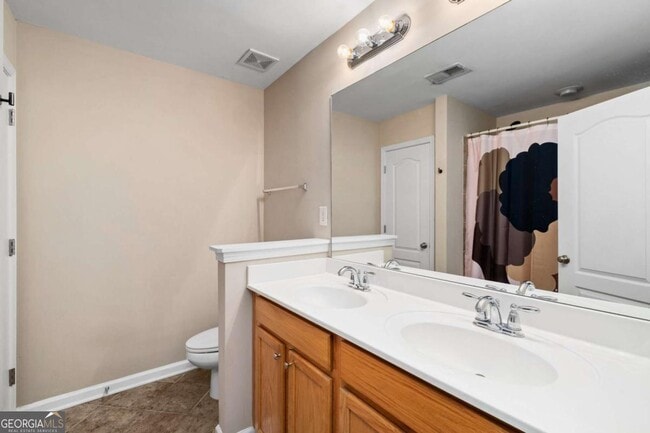 Building Photo - 5227 Whiteoak Ave