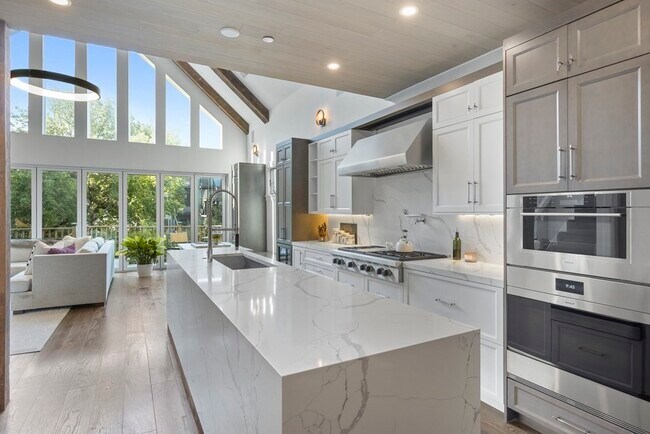 Building Photo - 719 E 2nd St