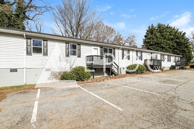 Building Photo - 634 S Elm St