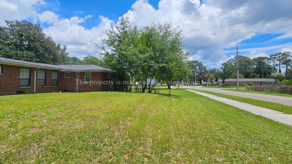 Building Photo - 2052 Lake Weir Ave