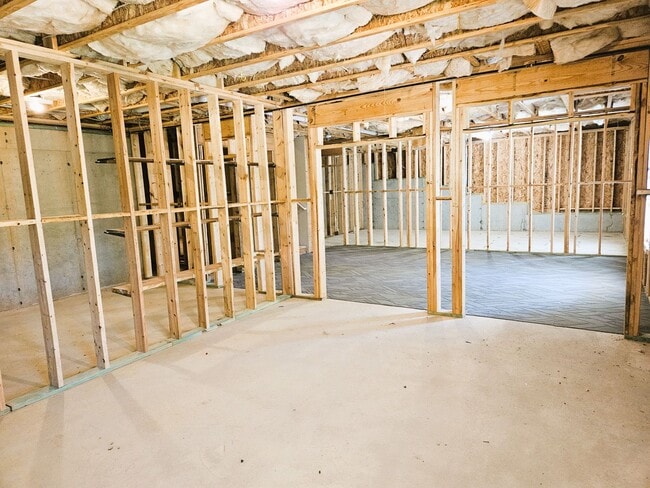Building Photo - 5 Bedroom / 4 Bath Single Family Home