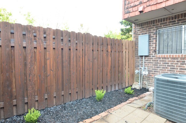 Building Photo - 2372 Triway Ln