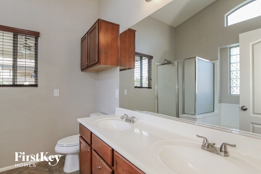 Building Photo - 1222 W Jersey Way