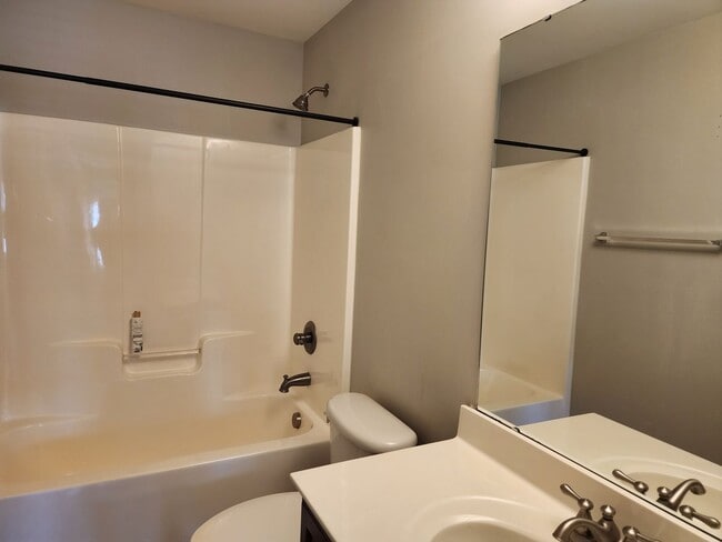 Building Photo - Quaint 4-Bedroom Home