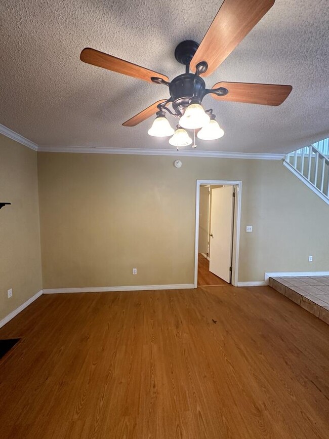 Building Photo - 924 Lawton Ct