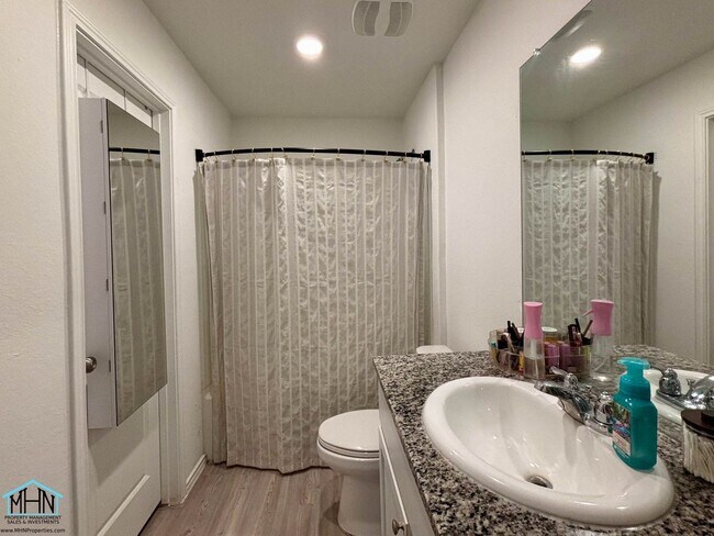 Building Photo - Welcome Home to this Charming 3-Bedroom 2-...