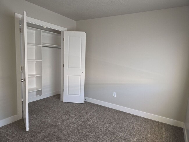 Building Photo - 3 Bed/2 Bath Townhome Available Soon!!