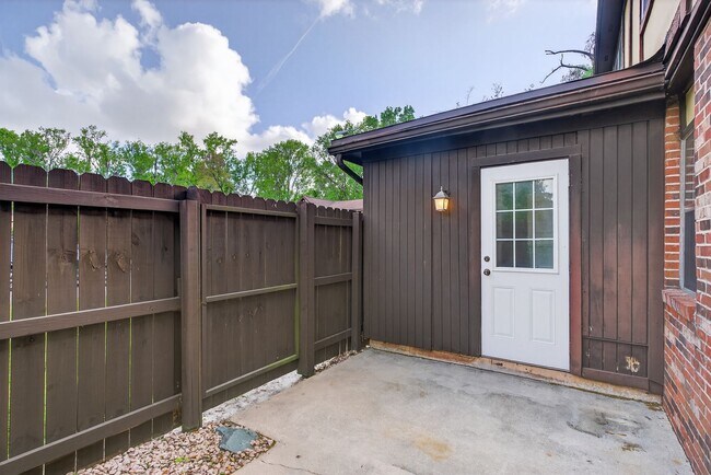 Building Photo - Spacious & Exciting Townhome style Condo