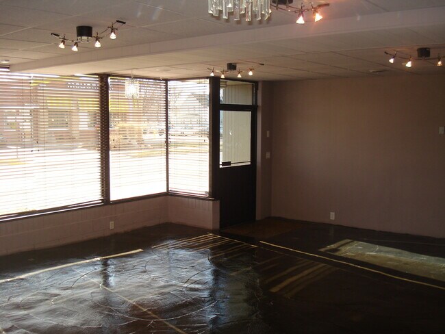 Building Photo - 1002 W Oakland Ave