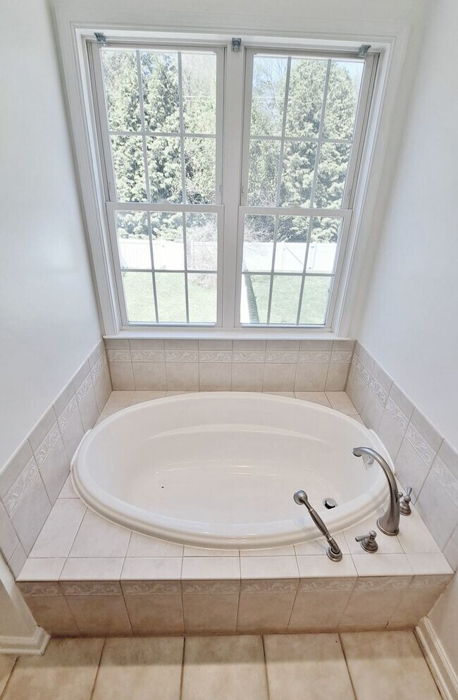 Building Photo - 3 Bed / 2 Full and 2 Half Bath Single Family Townhome