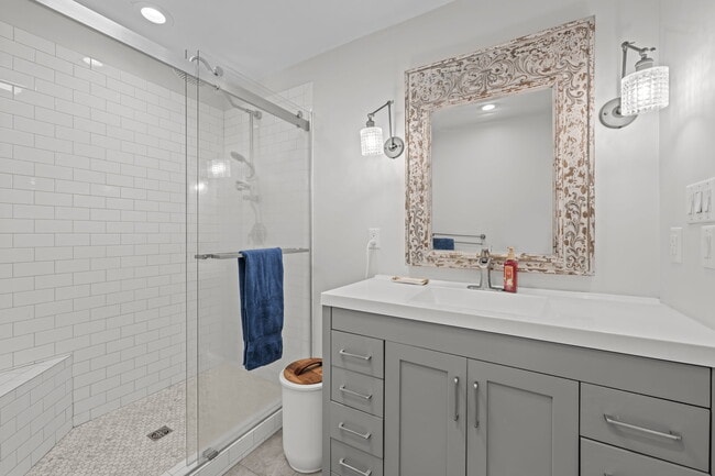 Building Photo - 6115 Gondolier Dr