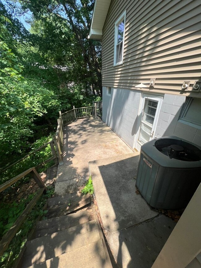 Building Photo - 3 bedroom Home in Rock Island