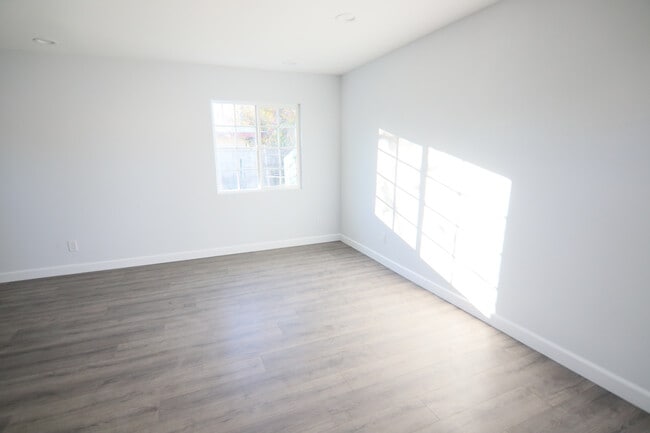 Building Photo - 1231 E 53rd St