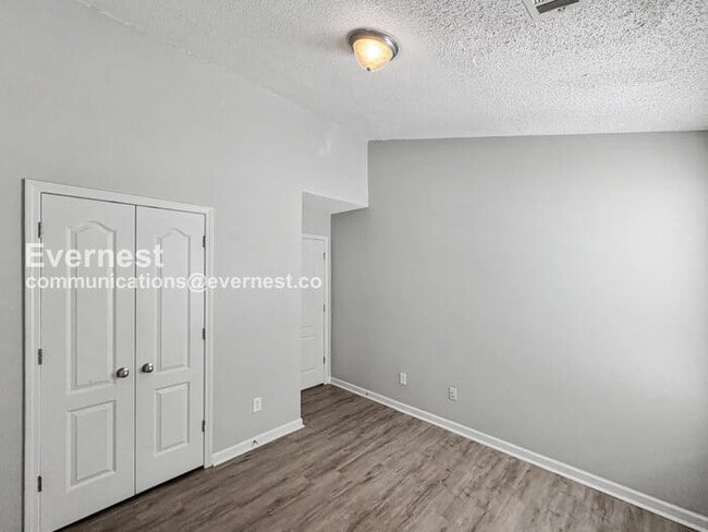 Building Photo - 3 Bed, 2 Bath Home with Off-Street Parking / Pet-Friendly / Available Now!