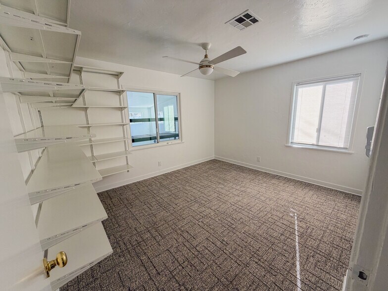 Building Photo - 925 Park Paseo