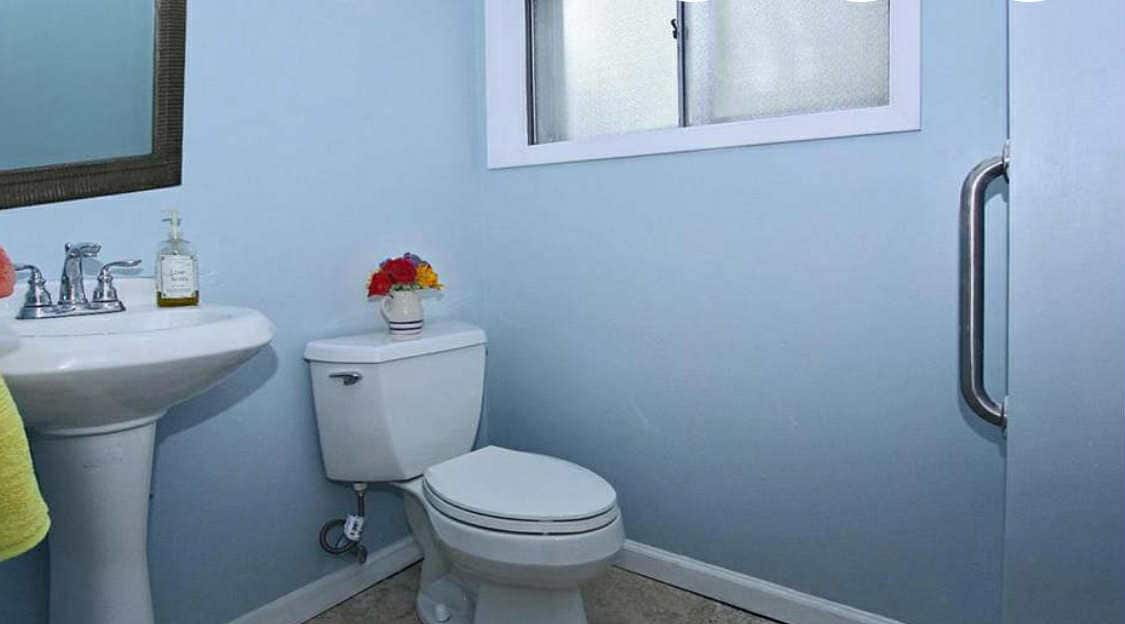 2ND BATHROOM -FULL BATH - 2303 Pinneberg Ave
