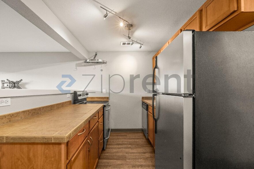 Building Photo - Unit 105