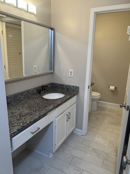 Building Photo - 2301 Pine Heights Dr NE