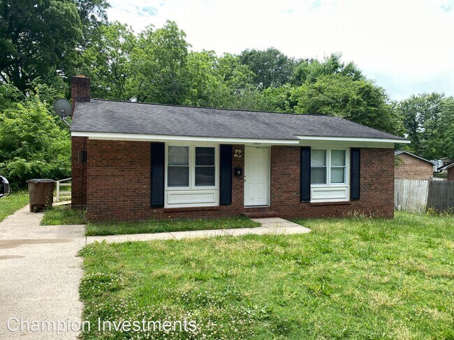 Building Photo - 2 br, 1 bath House - 207 W. Shannonhouse St