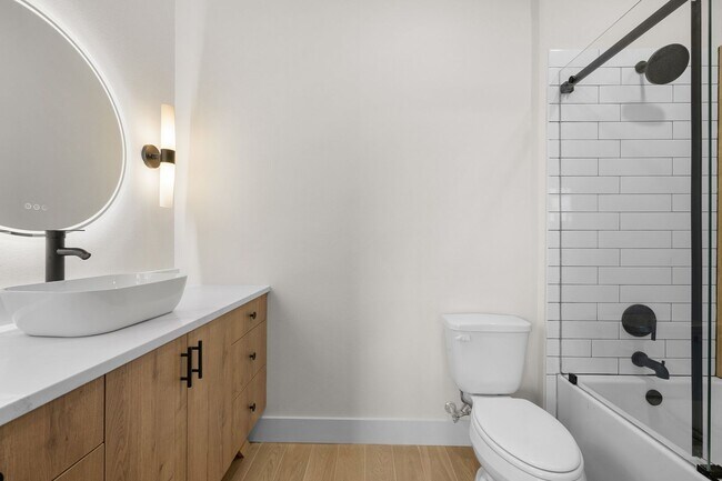 Building Photo - 4Bed/4Bath - Fully Furnished Townhome Avai...