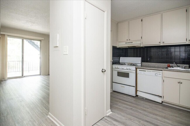 Building Photo - Newly Updated 1/1 Condo 1 Mile From Downtown Decatur!