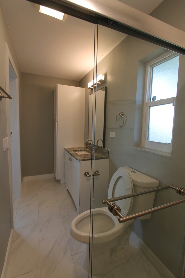 Building Photo - 5522 Yorkshire Way