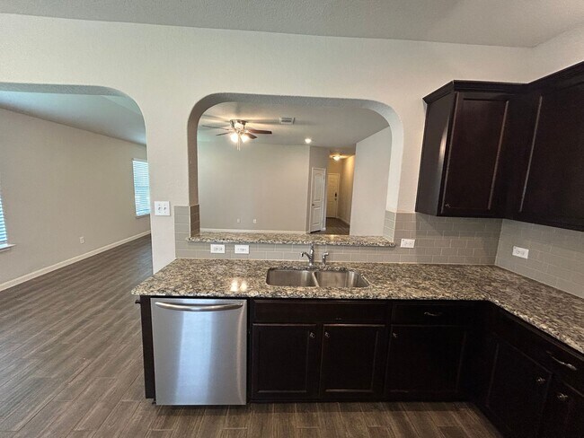 Building Photo - 3/2/2 in Avery Park / Fridge Included  / W...