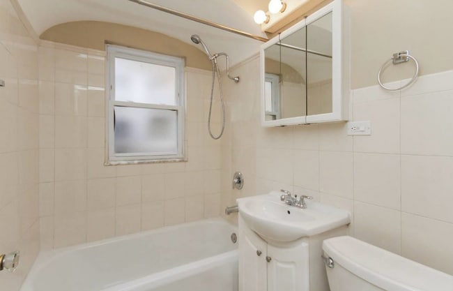 Building Photo - 6016 N Austin Ave