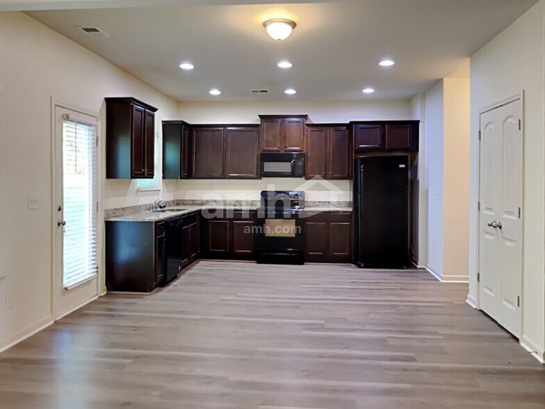 Building Photo - 908 Pine Ln