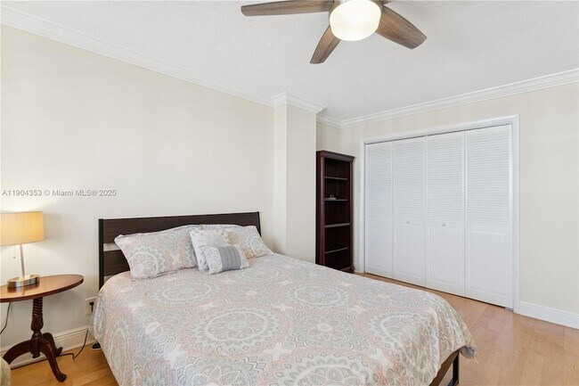 Building Photo - 1160 Hillsboro Mile Unit 901