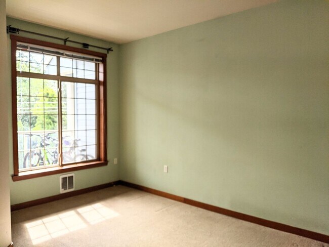 Building Photo - Centrally Located Condo