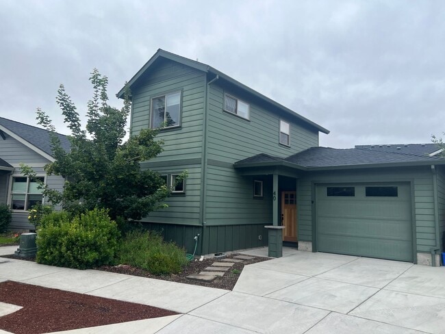 Building Photo - Contemporary 3/2.5 Talent home in Central Location | Available Now