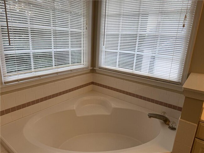 Building Photo - 1434 Oglethorpe Dr