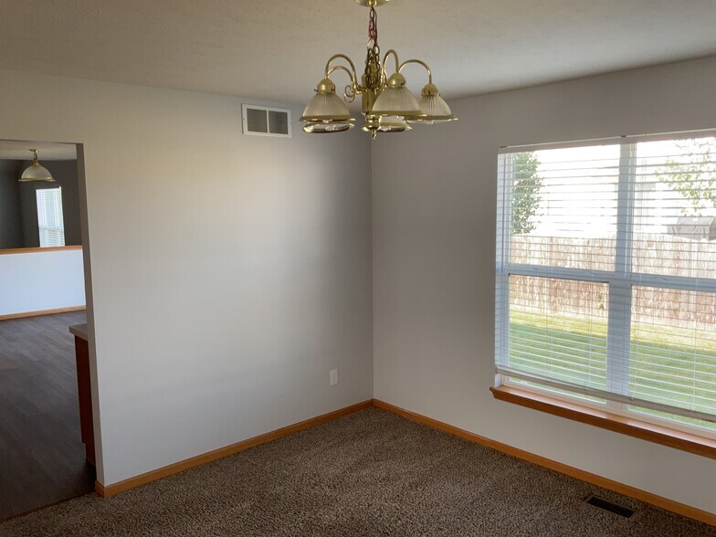 Building Photo - 948 Bradley Ln