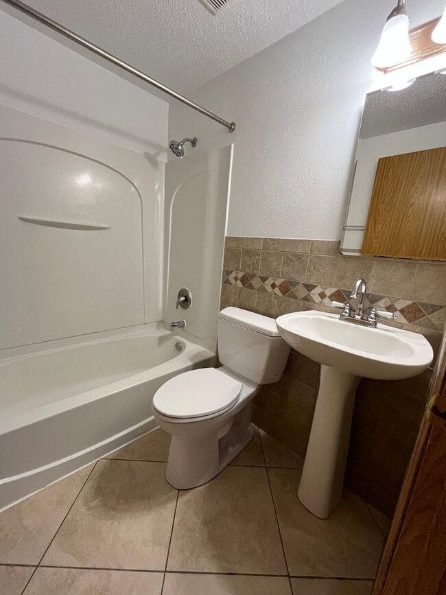 Building Photo - 2 Bed/1 Bath Ranch Home For Rent!