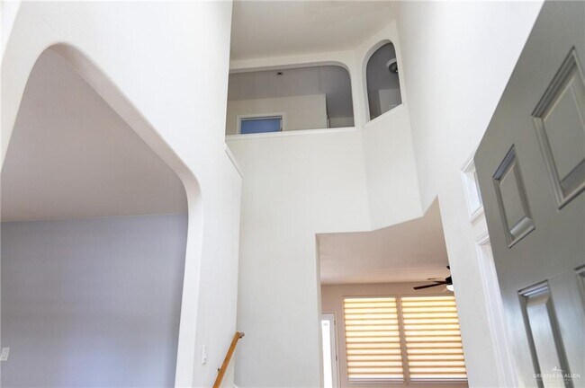Building Photo - 25 San Sebastian St
