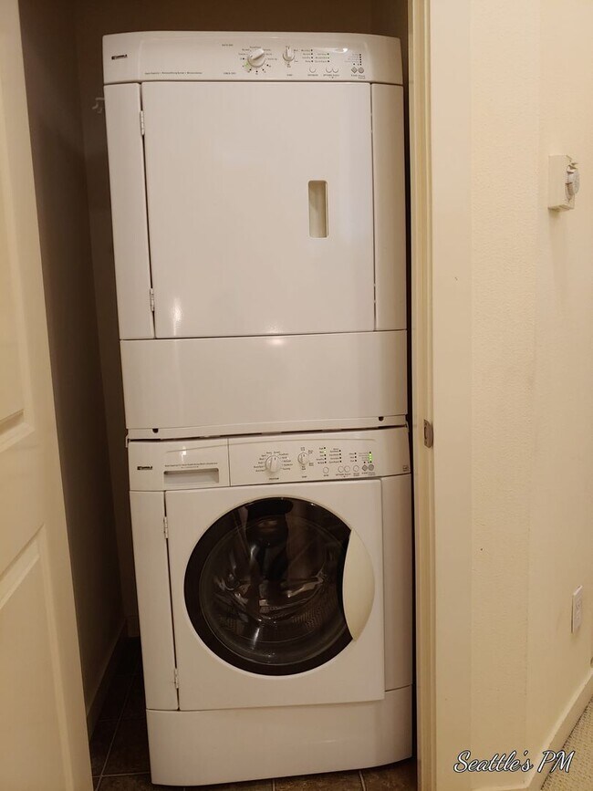 Building Photo - Beautiful 2 Bedroom Townhome in Issaquah- ...