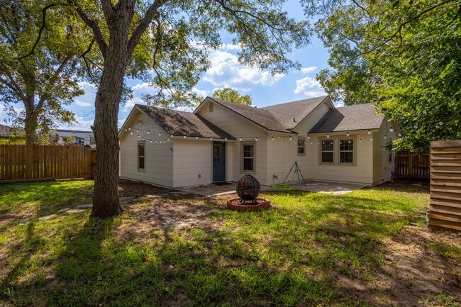 Building Photo - 1517 Live Oak St