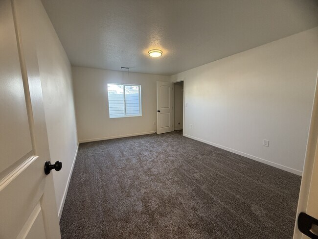 Building Photo - 881 W Sagewood Dr
