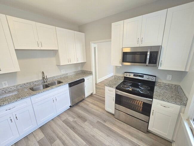 Building Photo - RENOVATED 3 BEDROOM HOME FOR RENT IN OAKWO...